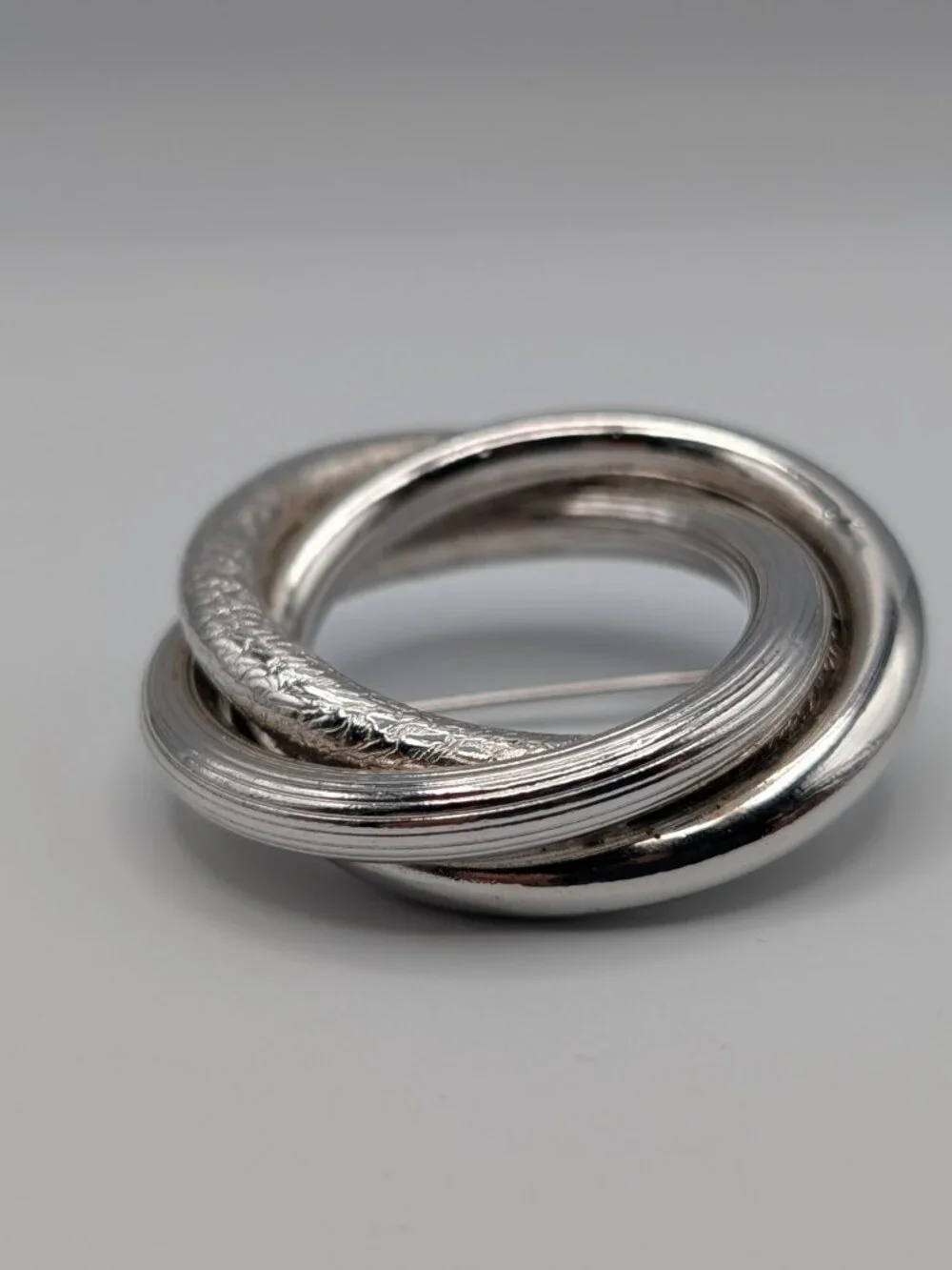 Vintage 1980s Silver Tone Interlocking Love Knot Wreath Brooch Pin 1.75 Inch